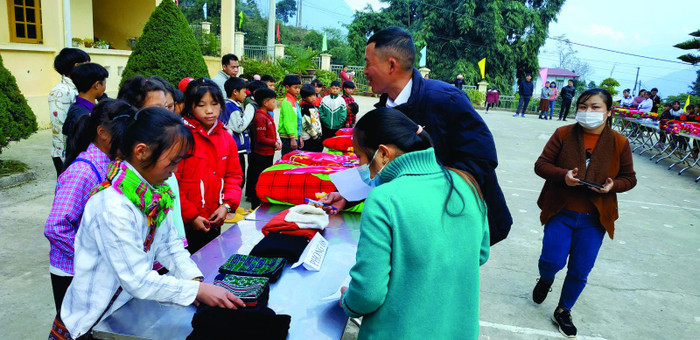 Học sinh người H'Mông được học về văn hóa nguồn cội tại trường. Ảnh: NTCC 1 (1).jpg