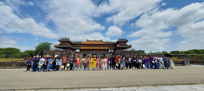 Sinh viên ngành Sư phạm Lịch sử và Địa lý, Trường Đại học Giáo dục, Đại học Quốc gia Hà Nội trong chuyến thực địa trải nghiệm miền Trung (Ảnh: NVCC) 347374192_956853248799068_6279496580004521529_n.jpg