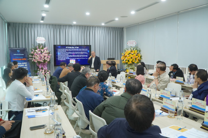 Thạc sĩ Hồ Hải, Chủ nhiệm Bộ môn An toàn thông tin - Trường Đại học FPT trình bày tham luận tại buổi tọa đàm. Ảnh 6.JPG