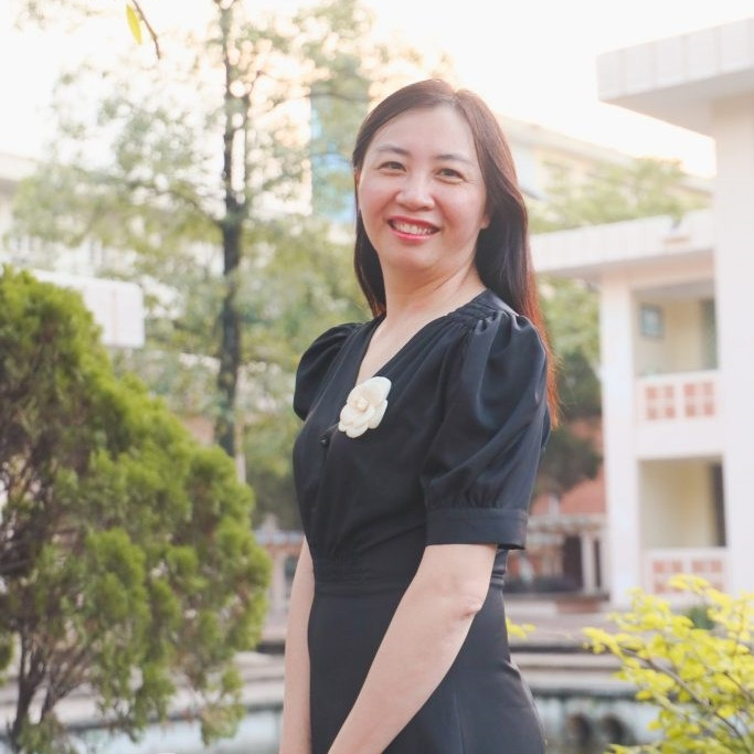 Tiến sĩ Lại Thị Phương Thảo, Phó Hiệu trưởng Trường Trung học phổ thông Chuyên Ngoại ngữ (Trường Đại học Ngoại ngữ, Đại học Quốc gia Hà Nội). Ảnh: NVCC z4903930437131_5334e4d378b87921a21eb4fde5f34cf2-683x1024.jpg