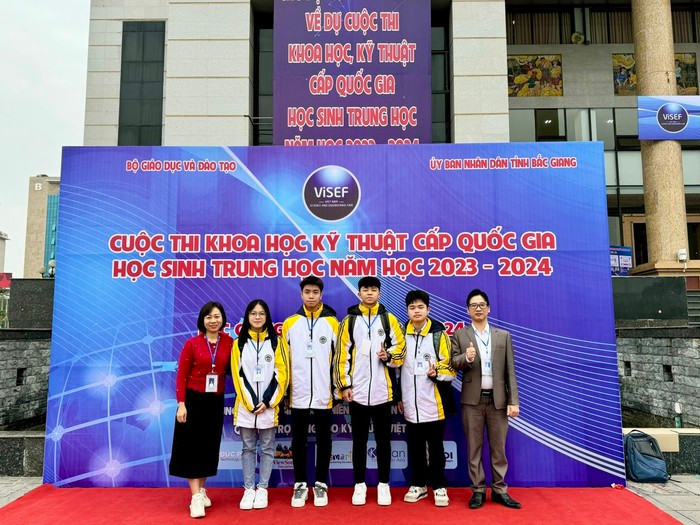 Thầy Nguyễn Minh Tú (áo vest bên phải) đưa học sinh đi thi Cuộc thi khoa học kỹ thuật cấp quốc gia (Ảnh: NVCC) anh3-5736.jpg