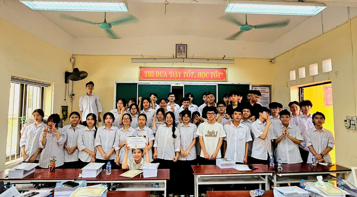 Cô Nguyễn Thanh Ngọc (hàng đầu) cùng các học sinh Trường Trung học phổ thông Gia Lộc, tỉnh Hải Dương. Ảnh: NVCC 444481220_3623250894590827_3384804644636890297_n.jpg