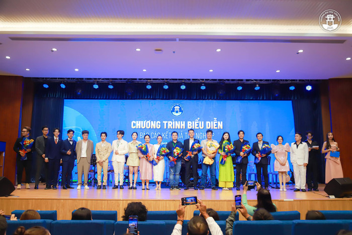 Sinh viên và giảng viên Khoa Nghệ thuật, Trường Đại học Văn Hiến trong chương trình biểu diễn báo cáo kết quả tốt nghiệp (Ảnh: NVCC) 446917213_1212015720070370_4132080539509776086_n.jpg