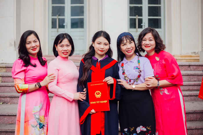 Huyền Trang cùng các giảng viên Khoa Giáo dục sớm và tiểu học của Trường Đại học Giáo dục, Đại học Quốc Gia Hà Nội (Ảnh: NVCC) 03.jpg