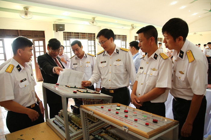 Thầy Nam kiểm tra lớp Huấn luyện kỹ thuật cho cán bộ kỹ thuật Quân chủng Hải quân (Ảnh: NVCC) z5655145213638_3b62c0d30824818c30d45ef429743587.jpg