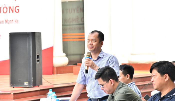 Tiến sĩ Nguyễn Bá Ngọc, Trưởng phòng Đào tạo của Trường Đại học Giáo dục, Đại học Quốc gia Hà Nội (Ảnh: website trường) Tu van tuyen sinh - DHGD - HES 16.jpg