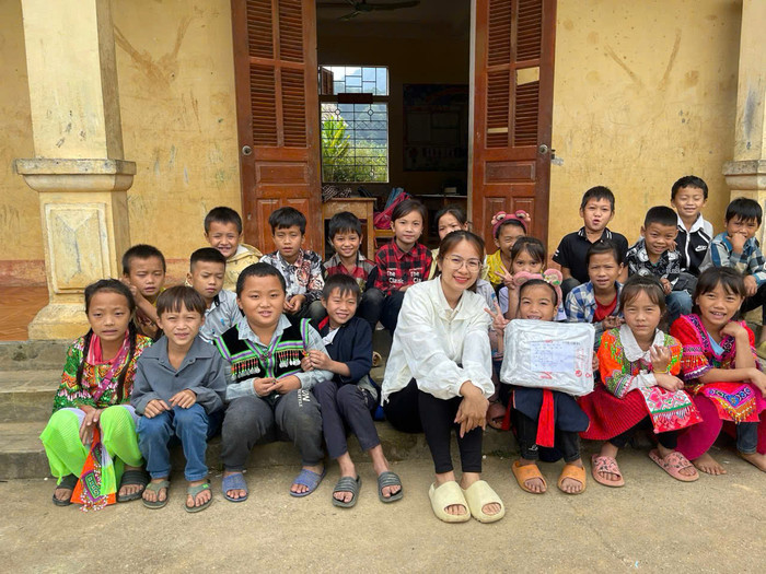 Cô giáo Hoàng Thị Thu Hoài cùng các em học sinh Trường Phổ thông dân tộc bán trú Tiểu học Yên Thuận. Ảnh: NVCC z5793772890789_2335a4cc069bceca6623946093bb6d84.jpg