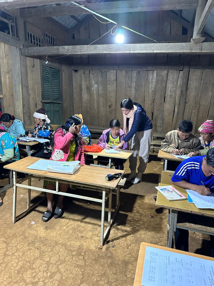 Cô Xuân hướng dẫn bài tập cho một học viên lớn tuổi trong lớp. Ảnh tư liệu: NVCC. z5797951027786_f364228d496bcc43c41e18499a3e59b2.jpg