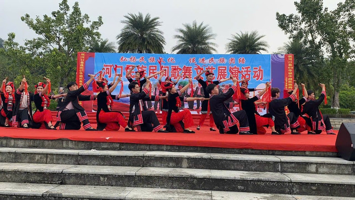 Sinh viên Phân hiệu Đại học Thái Nguyên tại Hà Giang biểu diễn giao lưu văn hóa tại huyện tự trị dân tộc Dao Hà Khẩu, tỉnh Vân Nam, Trung Quốc. Ảnh: NTCC 453263317_906497771515547_1081934760728558715_n.jpg