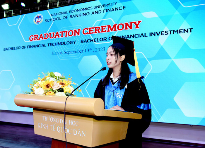 Trần Thị Hòa - đại diện các tân cử nhân của Viện Ngân hàng - Tài chính phát biểu trong Lễ tốt nghiệp (Ảnh: NVCC) DSC_3989 (Copy).jpg
