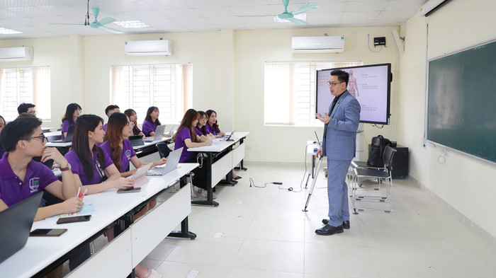 Giảng viên tại Trường Đại học Giáo dục, Đại học Quốc gia Hà Nội là các giáo sư, tiến sĩ đầu ngành về khoa học cơ bản, công nghệ và khoa học giáo dục (Ảnh: website nhà trường) AI7I0496.jpg