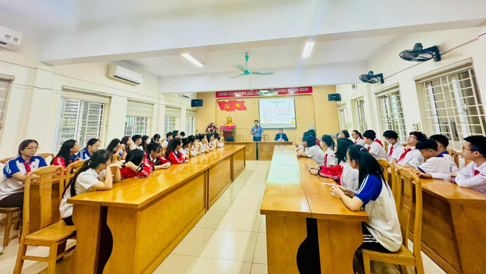 Một buổi gặp mặt các học sinh tham gia kì thi học sinh giỏi cấp quận của Trường Trung học cơ sở Dịch Vọng. Ảnh: NVCC. 392927690_809481724519755_4969582804529248099_n.jpg
