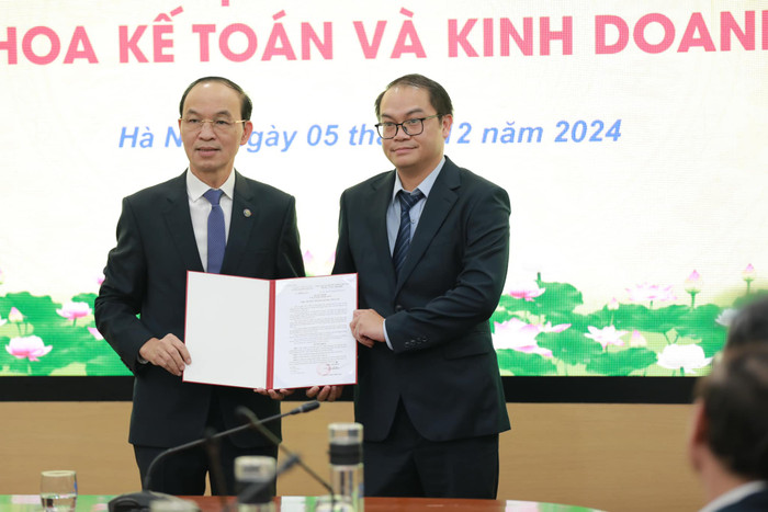 Phó giáo sư, Tiến sĩ Lê Thanh Phương (bên phải) - Phó trưởng Khoa Kế toán và Kinh doanh của Trường Đại học Thủy lợi. Ảnh: Website nhà trường. 469188058_122105587316655129_2636859148696442140_n.jpg