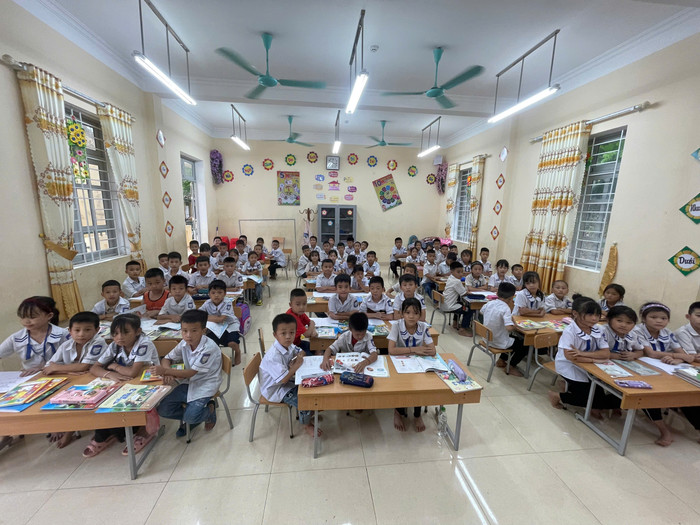 Một lớp tiếng Anh của trường học vùng cao có sĩ số vượt xa so với tiêu chuẩn lớp học thông thường. Ảnh: NVCC. Một lớp tiếng Anh của trường học vùng cao có sĩ số vượt xa so với tiêu chuẩn lớp học thông thường. Ảnh: NVCC.