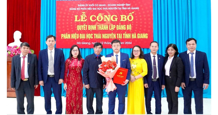 Thầy Lục Quang Tấn (đứng giữa) là Bí thư Đảng ủy, Giám đốc Phân hiệu Đại học Thái Nguyên tại tỉnh Hà Giang. Ảnh: NVCC b1965173fef155af0ce014.jpg