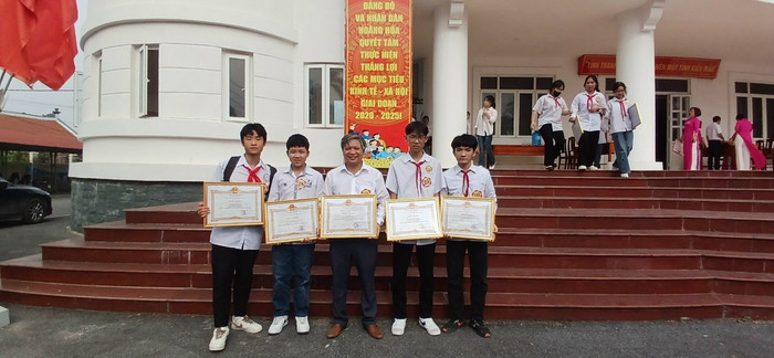 Thầy Hà Văn Thọ cùng các em học sinh đoạt giải trong kỳ thi học sinh giỏi. Ảnh: NVCC z5727947638170_89b4fa42f13d6e140051baab6c1434be.jpg