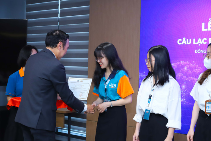Sinh viên Đại học Kinh tế Thành phố Hồ Chí Minh nhận học bổng từ nhà trường. Ảnh: NTCC. trao học bổng.JPG