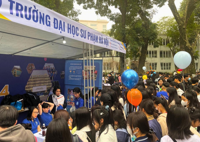 Trường Đại học Sư phạm Hà Nội tham gia ngày hội Tư vấn tuyển sinh 2024 (Ảnh: Website trường) 432773747_434217939133553_2283132768671081201_n.jpg