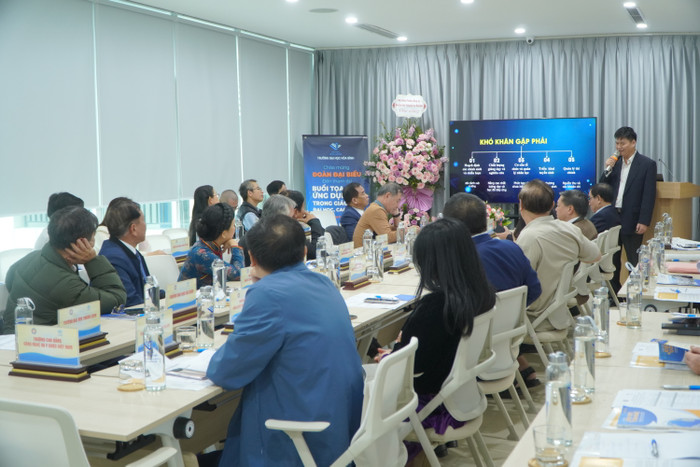 Tiến sĩ Dư Đình Viên, Trưởng Khoa Công nghệ thông tin và Điện tử viễn thông - Trường Đại học Hòa Bình trình bày tham luận tại buổi tọa đàm. ẢNh 5.JPG
