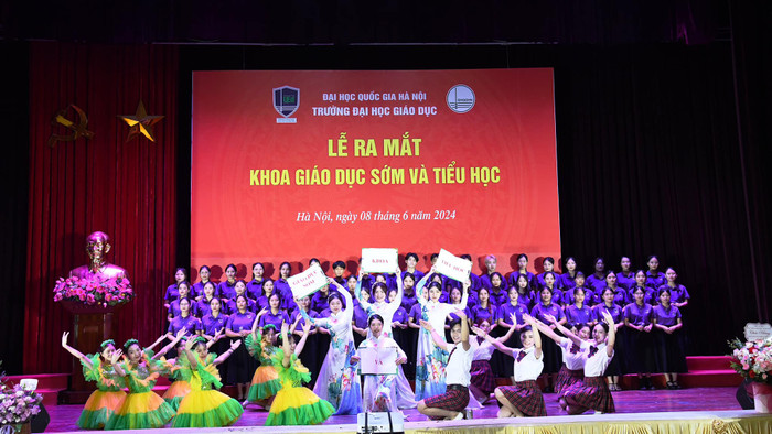 Sinh viên Khoa Giáo dục sớm và Tiểu học tham gia biểu diễn trong Lễ ra mắt (Ảnh: Website trường) 448134023_441235498658782_3676245288098604928_n.jpg
