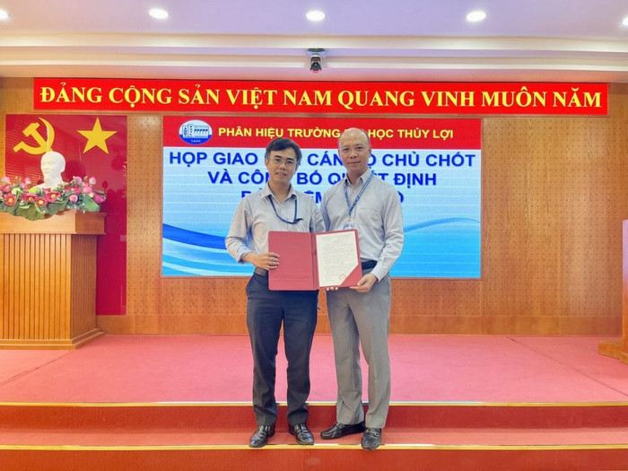 Phó giáo sư Trần Đăng An (bên trái) - Phó trưởng Bộ môn Kỹ thuật tài nguyên nước và môi trường của Phân hiệu Trường Đại học Thủy lợi tỉnh Bình Dương. Ảnh: Website nhà trường. 310668642_163163406332118_6998860992998291177_n.jpg