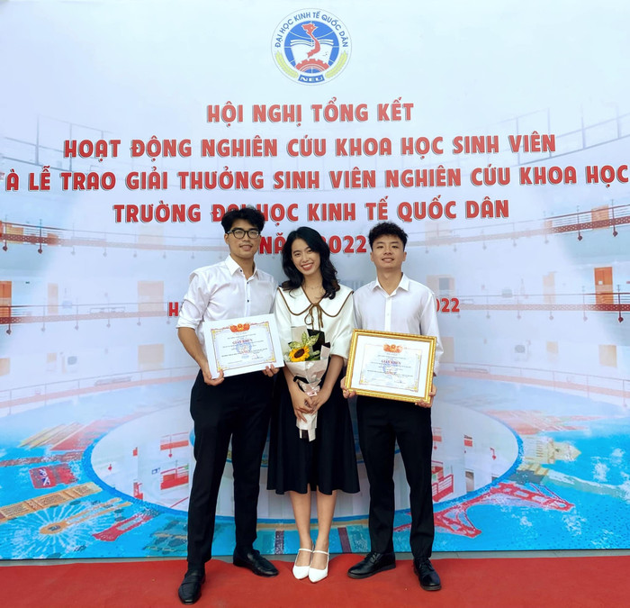 Nghiên cứu khoa học là một hoạt động thu hút sự quan tâm của nhiều sinh viên chuyên ngành Công nghệ Tài chính (Ảnh: NVCC) z5661442167687_18f928a645f9771d34c9114de3e28f17.jpg