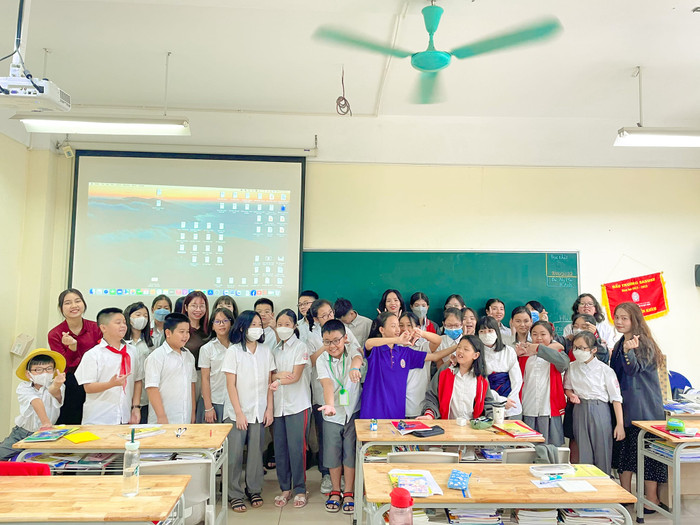 Sinh viên ngành Tham vấn học đường có hoạt động thực tế tại Trường Trung học cơ sở Lê Quý Đôn, quận Cầu Giấy, Hà Nội (Ảnh: NVCC) 314454391_817590766137330_1848527394805450492_n.jpg