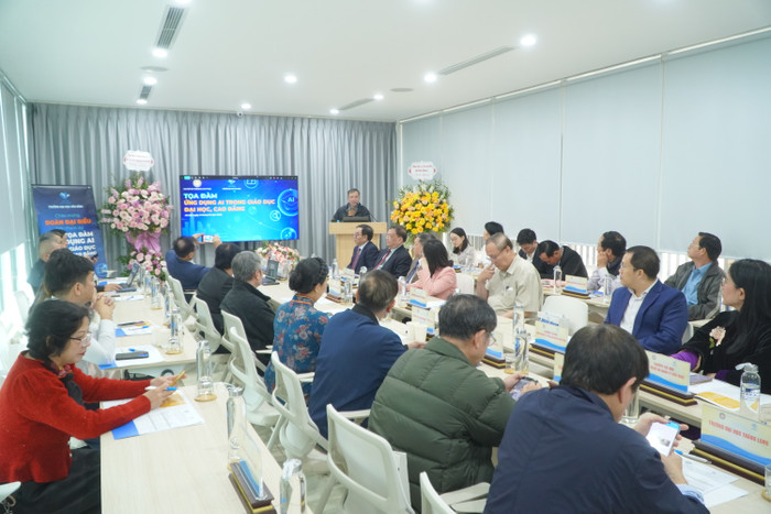 Tiến sĩ Lê Trường Tùng - Phó Chủ tịch Hiệp hội Các trường đại học, cao đẳng Việt Nam; Chủ nhiệm Câu lạc bộ Khối các trường đại học, cao đẳng tư thục; Chủ tịch Hội đồng trường Trường Đại học FPT phát biểu khai mạc tọa đàm. Ảnh 2.JPG
