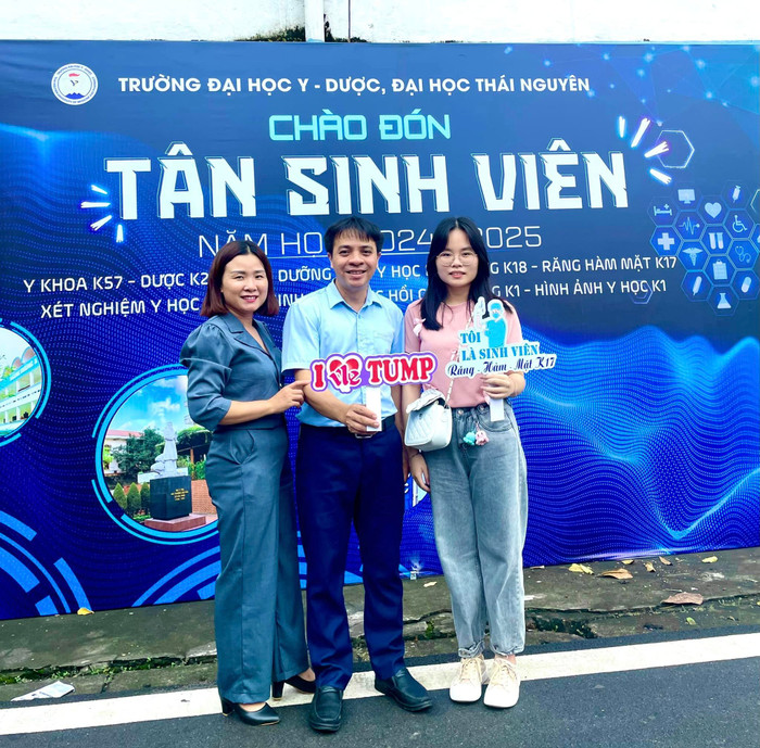 Tiến sĩ Nguyễn Quang Đông (đứng giữa) đón tiếp sinh viên Trường Đại học Y dược (Đại học Thái Nguyên) nhập học. Ảnh: NVCC. 458996039_921765506662517_8652344984634617009_n.jpg