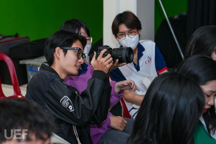 Sinh viên chuyên ngành Truyền thông Doanh nghiệp, Đại học Kinh tế - Tài chính thành phố Hồ Chí Minh được trang bị những kỹ năng cơ bản trong lĩnh vực truyền thông qua các học phần thực tế (Ảnh: Website trường) truyenthong-DN-1.jpg