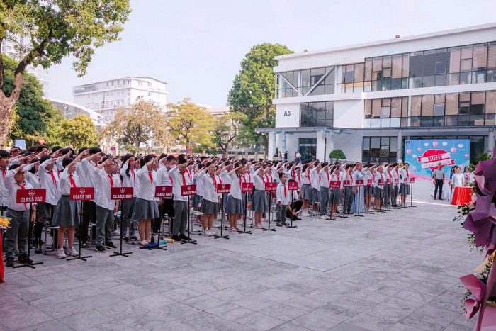 Học sinh Trường Trung học cơ sở Ngoại ngữ (Trường Đại học Ngoại ngữ, Đại học Quốc gia Hà Nội) trong lễ khai giảng năm học 2024 - 2025. Ảnh: NTCC. 458520063_1034030291844787_5454105678261891705_n.jpg