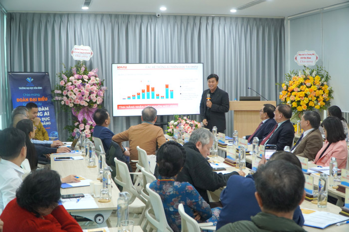 Tiến sĩ Phan Ngọc Sơn, Chủ tịch Hội đồng trường Trường Đại học Công nghệ Đồng Nai trình bày tham luận tại buổi tọa đàm. Ảnh 4.JPG