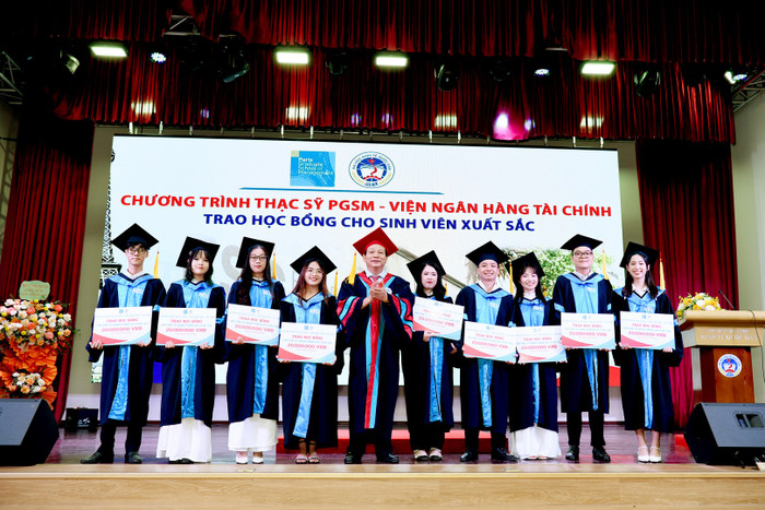 Phó giáo sư, Tiến sĩ Hoàng Xuân Quế trao học bổng cho các sinh viên xuất sắc ngành Tài chính ngân hàng (Ảnh: Website trường) DSC_3981 (Copy).jpg