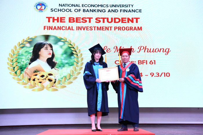 Lê Minh Phương được trao bằng khen vì thành tích tốt nghiệp xuất sắc (Ảnh: NVCC) 385048761_3514409912133132_6026650291401965872_n.jpg