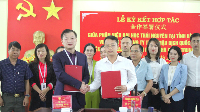 Lễ ký kết hợp tác giữa Phân hiệu Đại học Thái Nguyên tại Hà Giang và Công ty Trách nhiệm hữu hạn Mậu Dịch quốc tế Thiên Thiện Đại Liên (Trung Quốc). Ảnh: NVCC 400725470_736342108531115_2902535173556691642_n.jpg