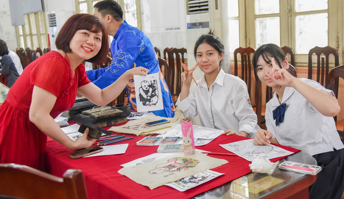 Học sinh Trường Trung học phổ thông Việt Đức giao lưu vẽ tranh cùng học sinh tỉnh Fukuoka, Nhật Bản. Ảnh: NTCC. 454396770_1011123004353353_2276856055427433760_n.jpg