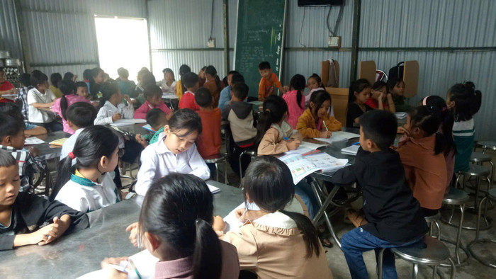 Lớp học ghép môn tiếng Anh được tổ chức tại phòng ăn bán trú của một trường học. Ảnh: NVCC. z5873300420296_6b633850120bc96d59b29b1bd11a563c.jpg
