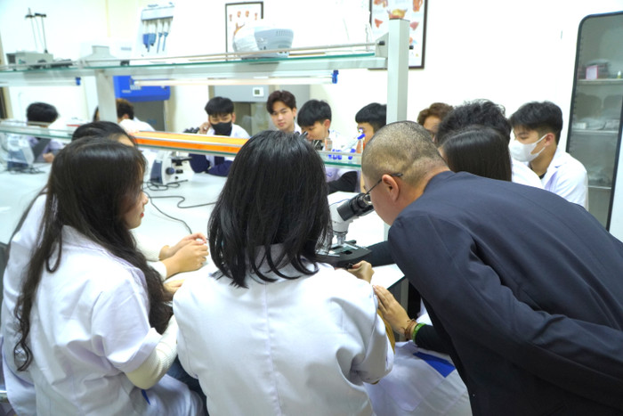 Đại biểu thăm quan Trường Đại học Hòa Bình. Ảnh 16.JPG
