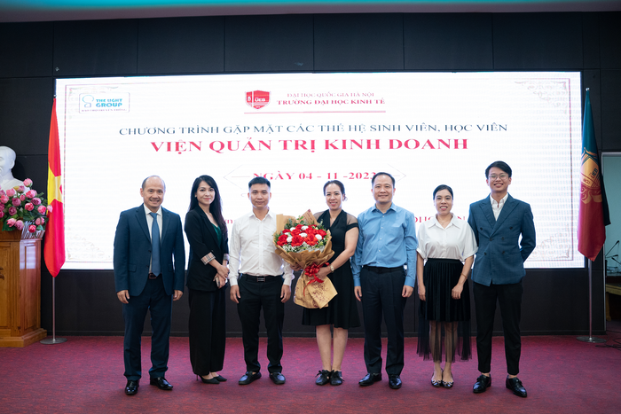 Anh Nguyễn Ngọc Quân (ngoài cùng bên phải) trong chương trình gặp mặt cựu sinh viên của Viện Quản trị Kinh doanh. Ảnh: NTCC. anh 9.png