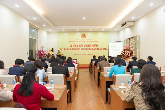 Toàn cảnh Lễ trao Giấy chứng nhận đạt tiêu chuẩn chức danh cho 27 phó giáo sư ngành Khoa học giáo dục năm 2024. z6081181227878_810200bc37b02967d89dcf5e2aa387e7.jpg