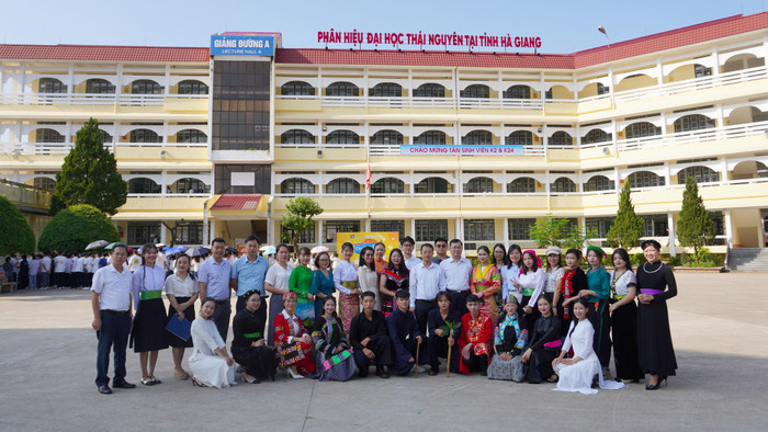 Phân hiệu Đại học Thái Nguyên tại Hà Giang chào đón các tân sinh viên khóa 2024 - 2025. Ảnh: NVCC 457184859_928089132689744_9171036622643645850_n.jpg