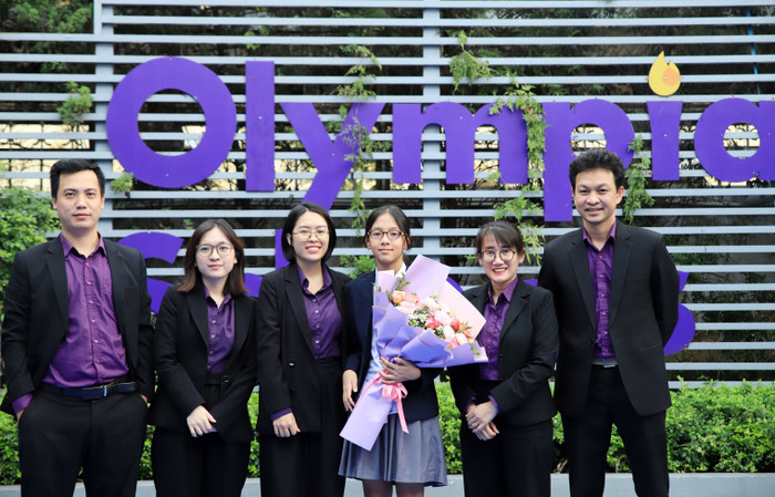 Phương Thảo và 5 thầy cô tổ Toán Olympia đã ôn luyện cho con.jpg