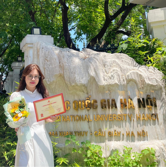 Huyền Linh nhận học bổng đồng hành Vingroup - Đại học Quốc Gia Hà Nội năm học 2022 - 2023 (Ảnh: NVCC) 359215229_2552176944946861_5457120598656392932_n.jpg