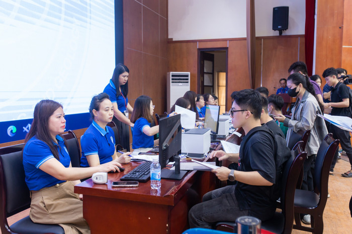 Sinh viên Trường Đại học Mỏ - Địa chất làm thủ tục nhập học. Ảnh: Website trường. 458774128_505750735512345_1286407167597948814_n.jpg