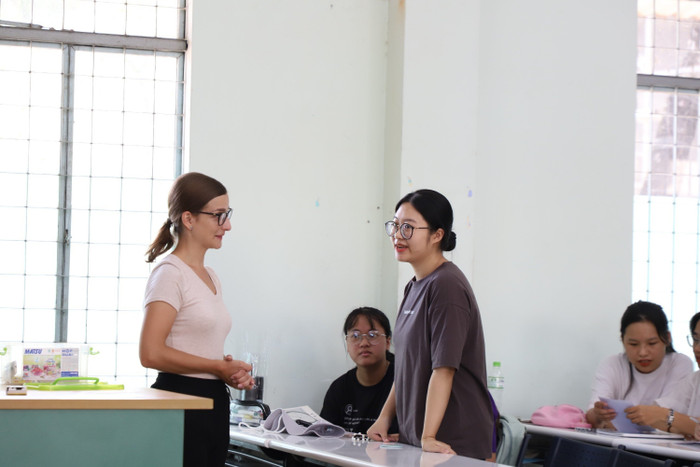 Sinh viên Trường Đại học Sư phạm, Đại học Đà Nẵng trao đổi cùng sinh viên Trường Đại học Calgary, Canada. Ảnh: Website trường. sinh-vien-dai-hoc-calgray-day-tieng-anh-tai-truong-dai-hoc-su-pham-da-nang_01.jpg