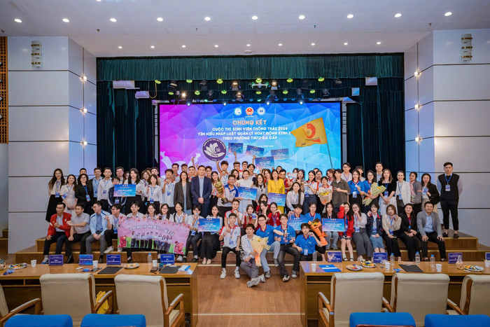 Các đội thi chụp ảnh lưu niệm. z6072067213014_13e1fd74c44b18895ecc7baf428e0f50.jpg