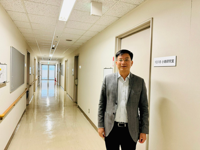 Thầy Trần Xuân Nam tại Phòng làm việc ở Trường Đại học Điện -Truyền thông Tokyo (Ảnh: NVCC) z5655111551868_d5d852107dab4be1efae9f34deed66d2.jpg