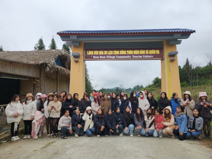 Sinh viên ngành Giáo dục Mầm non đi học tập thực tế tại xã Quản Bạ (huyện Quản Bạ, tỉnh Hà Giang). Ảnh: NVCC. z5862013477710_988664afaa214a007b7574fd55d05aaa.jpg