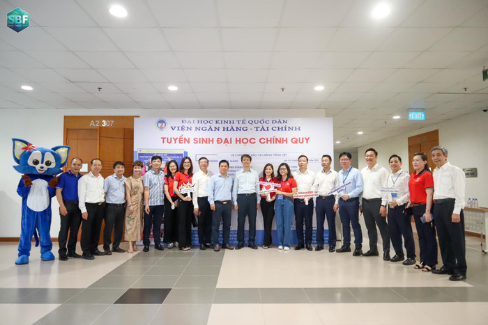 Ngày hội tư vấn tuyển sinh của Viện Ngân hàng - Tài chính, Trường Đại học Kinh tế Quốc dân (Ảnh: NVCC) 447696887_871325668372755_6307571392751717469_n.jpg