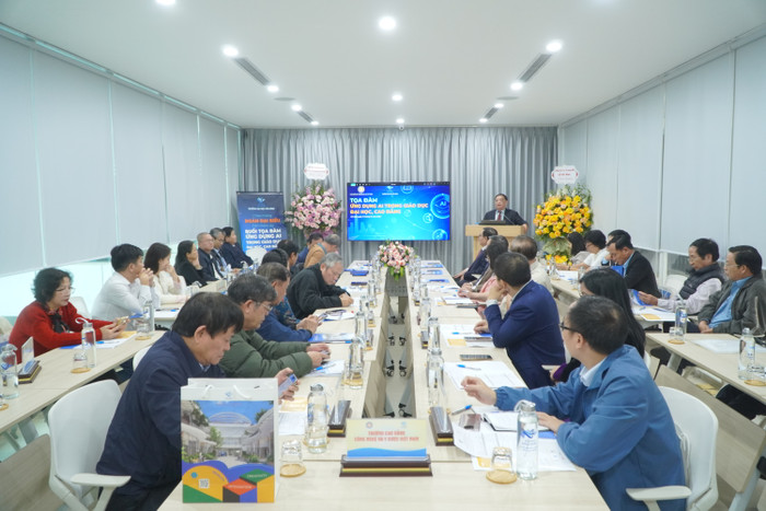Nhà giáo Nhân dân, Phó giáo sư, Tiến sĩ Tô Ngọc Hưng - Phó Bí thư Đảng ủy, Hiệu trưởng Trường Đại học Hòa Bình phát biểu tại toạ đàm. Ảnh 3.JPG